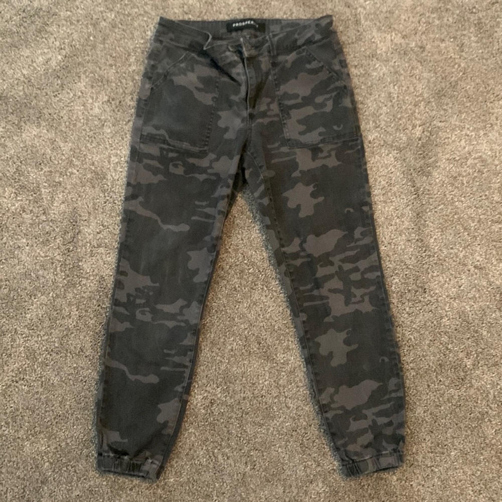 Prosperity army print jogger